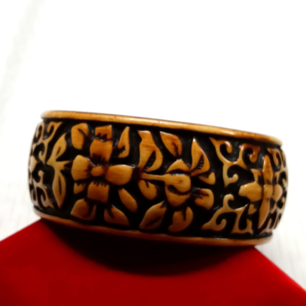 Floral Carved Bangle Bracelet - Black and Brown